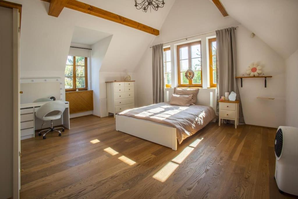 7 Bedroom Secluded Villa Close To Prague Říčany Εξωτερικό φωτογραφία